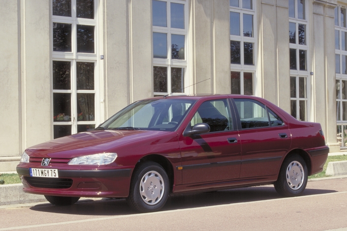 Dessinée en interne, la Peugeot 406 a pu compter sur un look inspirant la solidité, le confort et l'élégance pour séduire, dès 1995.