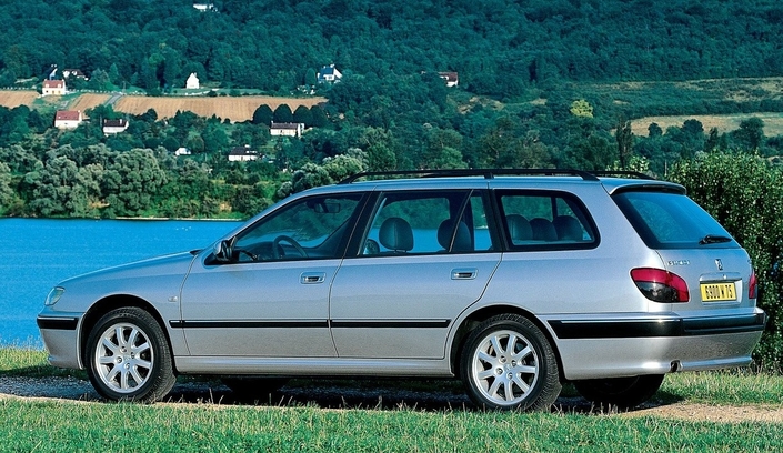 Très rare, le break Peugeot 406 2,2 l essence a tout d'un collector. Son volume de coffre va jusqu'à 1 740 l quand on a rabattu la banquette arrière, et il existe en 7 places.