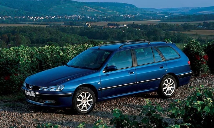 Le break Peugeot 406 est modernisé en même temps que la berline, en 2000. Il a aussi droit aux blocs 2,2 l.