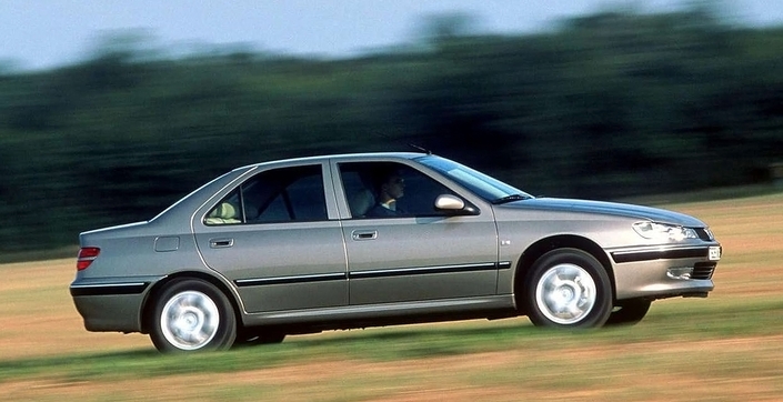 Très belle dynamique doublée d'un confort irréprochable pour la Peugeot 406 2.2 essence, ici en 2001. Le moteur, certes performant, manque de caractère cela dit.