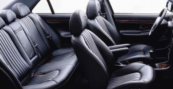 La belle sellerie cuir à réglages électriques, en option, mérite bien une petite rallonge financière si vous trouvez une Peugeot 406 2.2 qui en bénéficie.