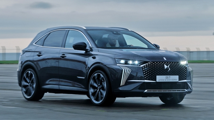 Le DS 7 va devenir DS N°7 en changeant de génération en 2026. À cette occasion, il adoptera le nouveau style de la marque DS Automobiles qui a été inaugurée par le SUV coupé DS N°8. © DS Automobiles
