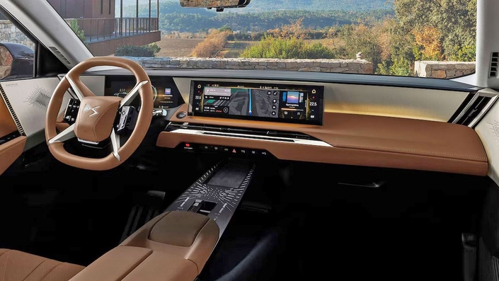 L’intérieur du DS N°8 devrait être repris tel quel dans l’habitacle du futur SUV familial DS N°7. Bien finie et originale la planche de bord du DS N°8 est très réussie, seuls le volant à quatre branches et les commandes placées de chaque côté du moyeu central ne sont pas d’une ergonomie parfaite. © DS Automobiles