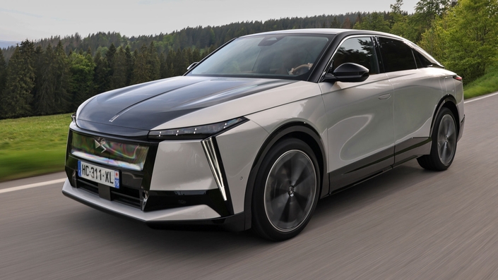 Dernier-né de la marque française, le DS N°8 est pour le moment disponible uniquement avec des motorisations, mais en 2026 l’arrivée de motorisations thermiques électrifiées est prévue afin de doper les ventes de ce SUV coupé. © DS Automobiles