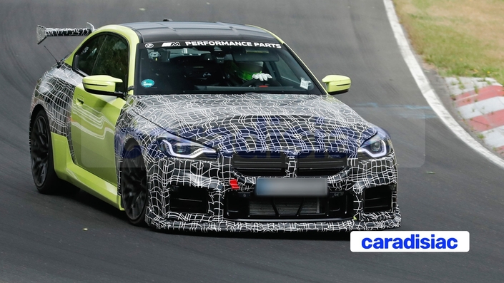 À l’attaque de la Nordschleife, cette BMW M2 équipée d’éléments aérodynamiques badgés « M-Performance » (voir le bandeau adhésif en haut du pare-brise). Des éléments qui devraient être proposés en option par BMW.