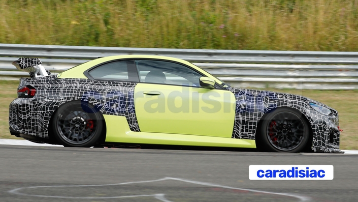 Déjà turbulent dans sa version M2 « normale » de 480 ch (depuis le restyla de 2024, auparavant 460 ch), le coupé BMW M2 existe en version CS qui affiche 530 ch. Pour passer toute leur puissance au sol, ces deux modèles sportifs ne disposent pas, en version de série, de cet imposant aileron testé sur le Nürburgring.