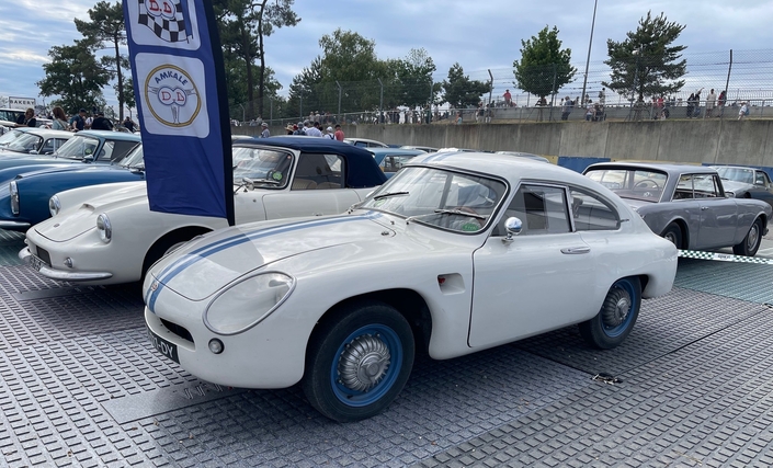 Une DB HBR garée à côté d'un cabriolet DB Le Mans... au Mans Classic 2025.