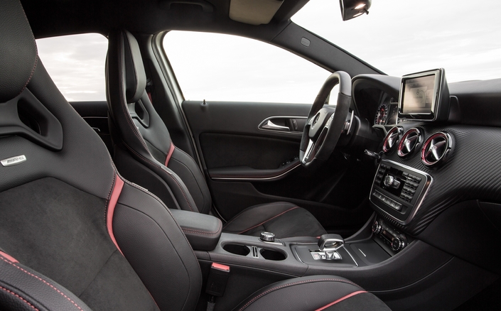 En option, la Mercedes A45 AMG propose des sièges intégraux, à l'excellent maintien et à la fermeté exagérée.
