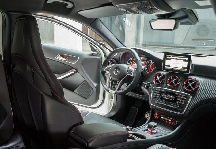 Tapageuse à l'extérieur, la Mercedes A45 AMG l'est aussi à l'intérieur, mais la finition ne dépasse pas une honnête banalité...