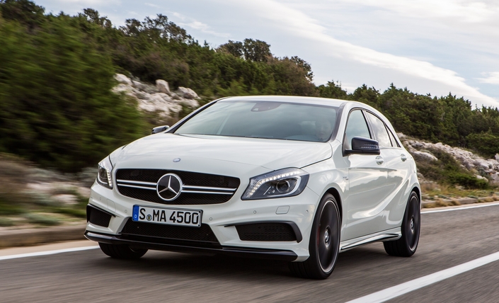 La Mercedes A45 AMG, ici en 2013, surprend par le punch de son moteur, mais sa suspension est carrément éprouvante dès que la route n'est plus lisse...