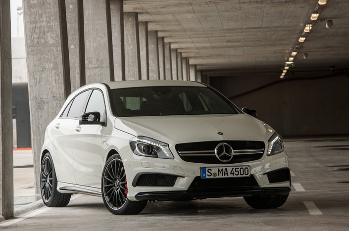 Signalée par ses boucliers et ses jantes, la Mercedes A45 AMG affiche surtout une puissance démoniaque pour une compacte en 2013 : 360 ch.