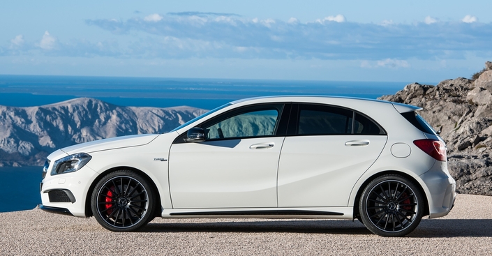 Abaissée, dotée de larges prises d'air et de pneus imposants (des 235 de large), la Mercedes A45 AMG dégrade son Cx face aux autres versions : 0.34 contre 0.27...