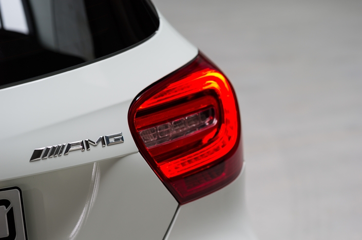 Attention à ne pas confondre une vraie Mercedes A45 AMG et une banale 200d AMG-Line !