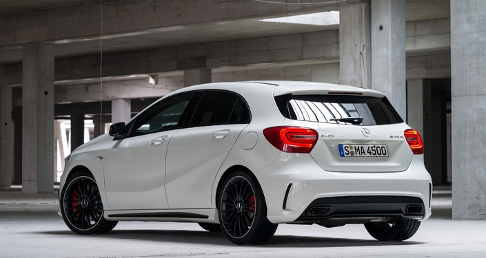Diffuseur, double sortie d'échappement (voire quadruple en option), la Mercedes A45 AMG fait saliver les possesseurs des autres Classe A, qui peuvent opter pour un pack AMG-Line s'inspirant du look de l'A45.