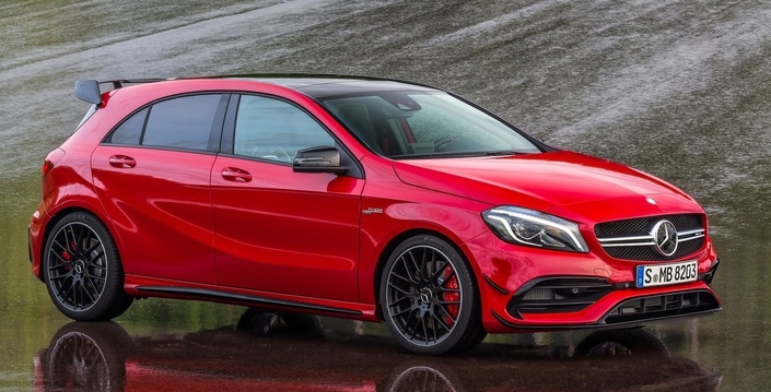 En 2016, la Mercedes A45 AMG est légèrement restylée (projecteurs, boucliers), et son moteur grimpe à 381 ch.