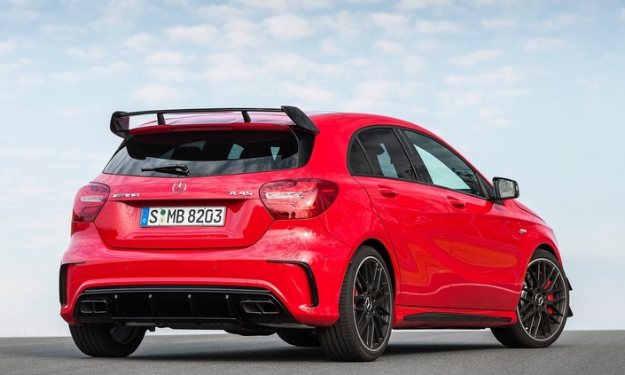 Le rêve des m'as-tu-vu : le gros aileron de toit optionnel sur la Mercedes A45 AMG restylée...