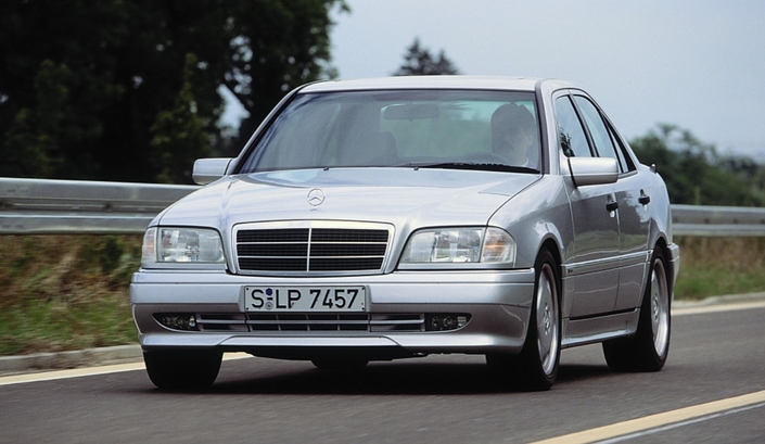 Armé de 280 ch, le 6-en-ligne de la Mercedes C36 AMG séduit surtout par sa sonorité et son muscle tranquille. Produite à 5 221 unités entre 1993 et 1997, l'auto est rare.