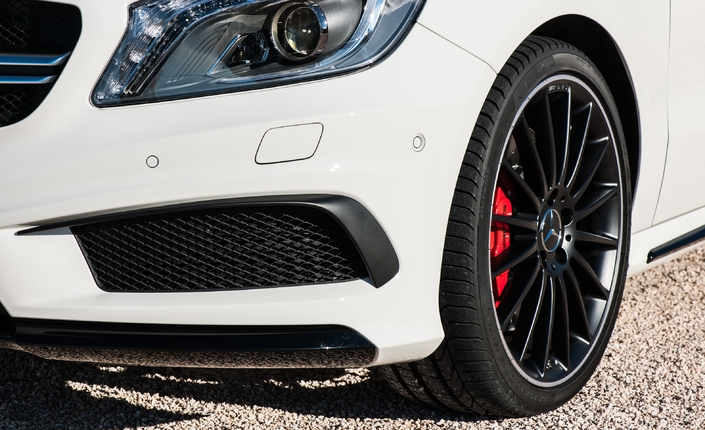 Grandes prises d'air, gros freins de 350 mm pincés par des étriers à 4 pistons : la Mercedes A45 AMG, ici en 2013, a été dûment mise au point.
