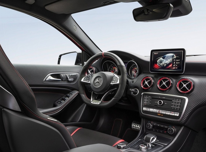 En 2016, la Mercedes A45 AMG gagne un écran central agrandi et des modes de conduite plus sportifs.
