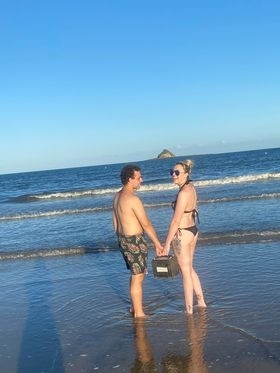 Ce couple s'apprête à jeter sa batterie de voiture dans l'océan.