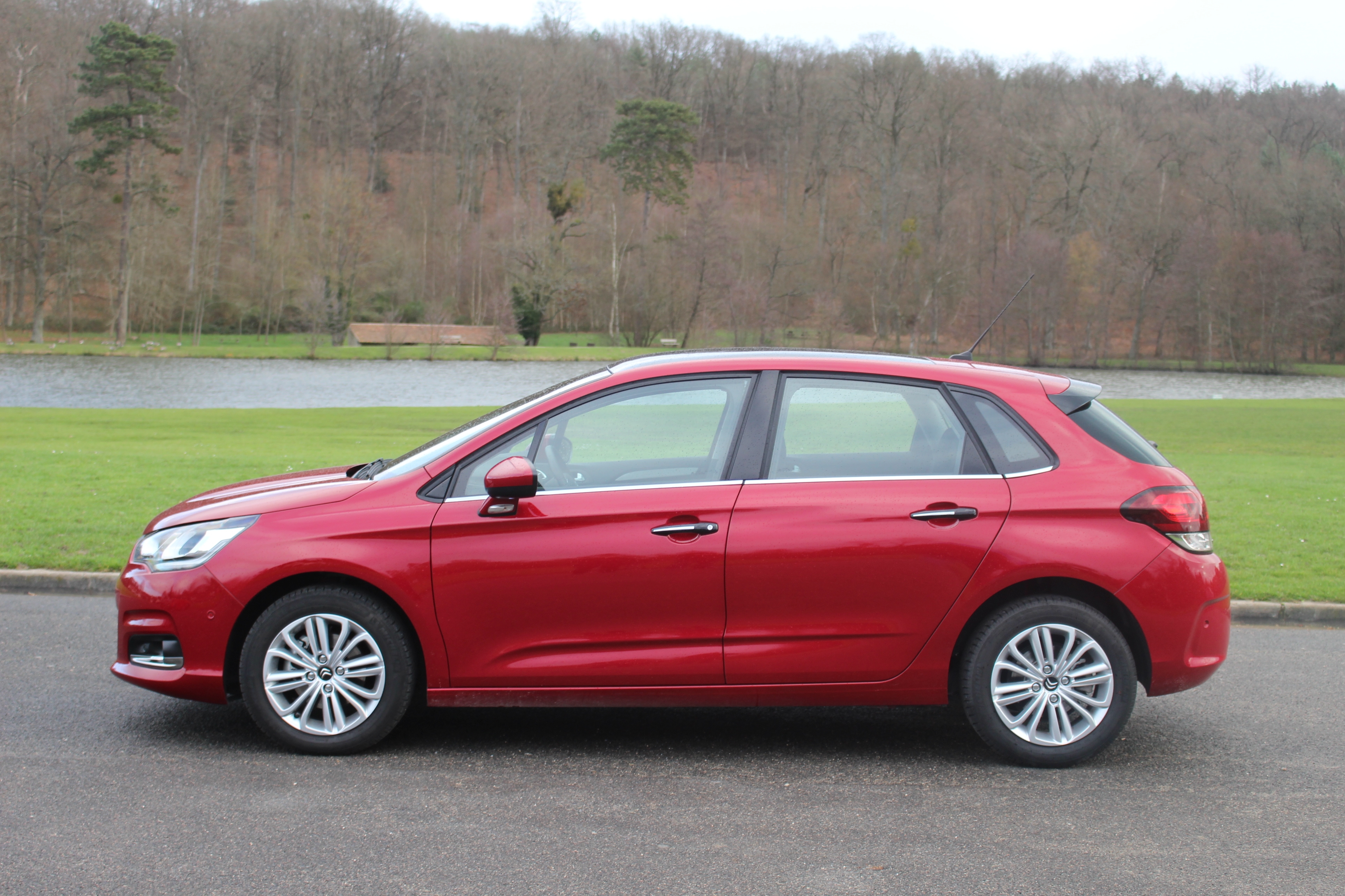 Comparatif vidéo - Renault Mégane vs Peugeot 308 vs ...