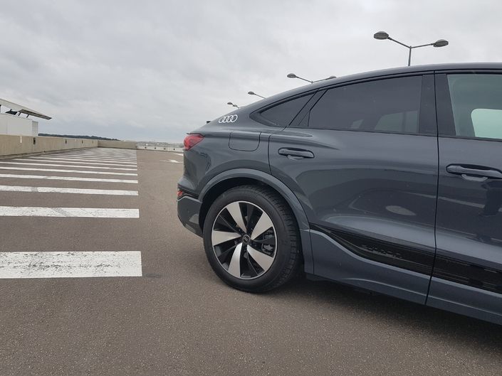 Contrairement à son cousin de chez Porsche, le Q6 e-tron est privé de roues arrière directrices, même en option. Provisoirement ?