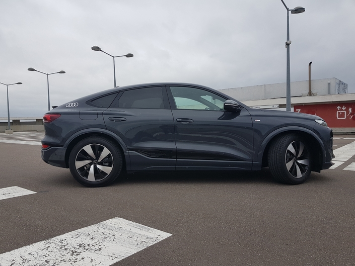 Le profil effilé du Sportback permet un meilleur écoulement de l'air et, donc, une autonomie supérieure à celle de la variante SUV.