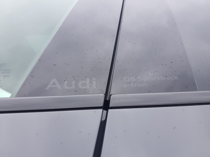 Aucun logo ne vient trahir la motorisation.