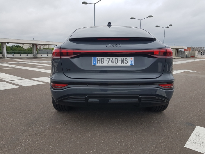 Bonne nouvelle, le comportement du Q6 e-tron Sportback est au diapason de son esthétique.