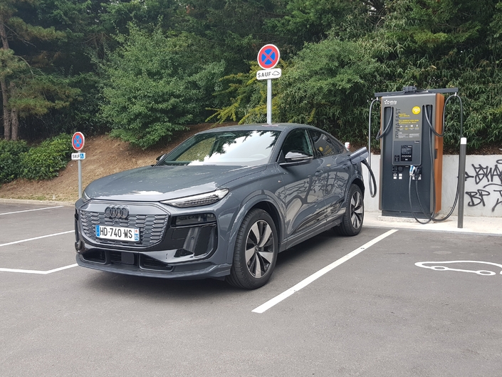 L'architecture électrique 800V de cet Audi garantit des temps de recharge minimes.
