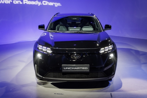 La face avant de l'Uncharted tente de s'éloigner de celle de sa base le Toyota C-HR+. Calandre, optiques, boucliers sont spécifiques.