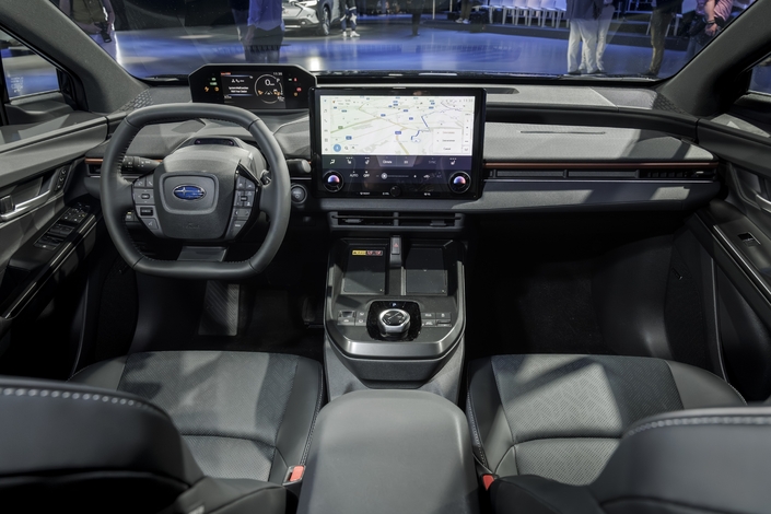La planche de bord est celle du Toyota C-HR+ sans autre modification que le logo sur le volant. Elle est bien finie, mais assez sobre et sombre. Le volant est presque carré, ça peut perturber. Le grand écran de 14 pouces est bien placé mais pas hyper bien intégré.