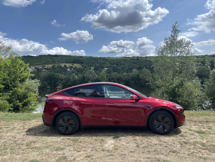 Le SUV américain gagne 4 petits centimètres. Il mesure désormais 4,79 m. Il se place parmi les grands du segment face au Skoda Enyaq ou au Renault Scenic E-Tech.