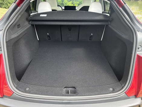 Avec 854 litres et un rangement sous plancher, le coffre répond sans difficulté à un usage familial.