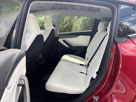 Les places arrière sont XXL à bord du Model Y qui ajoute des dossiers inclinables et rabattables électriquement.