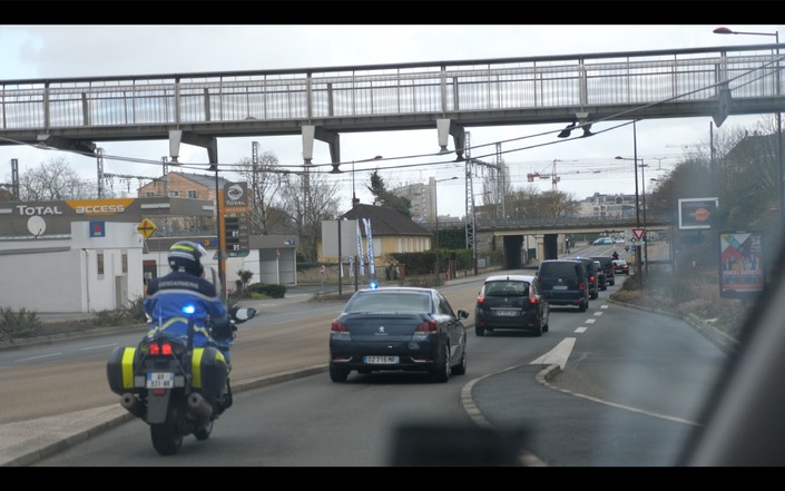 En 10 kilomètres, un (petit) excès et un feu rouge grillé pour le convoi du Premier ministre. Même si des motards encadrent le tout, ça fait désordre quand, dans le même temps, on annonce aux Français qu'on veut leur serrer la vis.