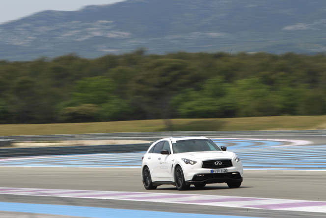 Sebastian Vettel, directeur de la performance, évalue la gamme Infiniti sur le Paul Ricard