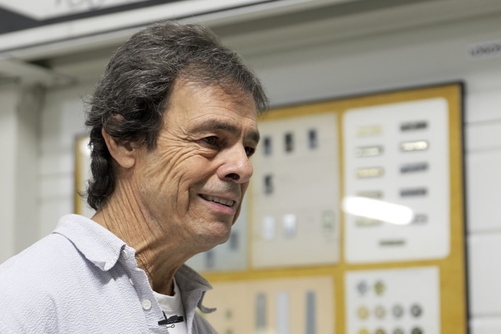 Henri Fradet connaît toutes ses voitures jusqu'à la moindre vis.