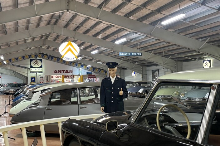 La DS, au premier plan, porte le numéro de série 32, soit la plus ancienne DS commercialisée connue à ce jour. Afin de coller à l'histoire, M. Fradet la met en scène comme le 6 octobre 1955 au Salon de l'Automobile de Paris. À noter que ce modèle a conservé la même immatriculation jusqu'à aujourd'hui.