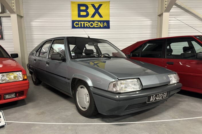 La BX Leader est une série limitée produite entre 1985 et 1987 à 12 500 unités. Cet exemplaire couleur Beu Romantique n'affiche que 6 733 km au compteur !