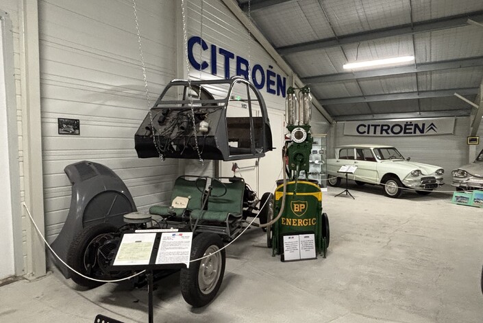 Suite aux nombreuses demandes des visiteurs à propos du fonctionnement de la 2CV Sahara, M. Fradet a décidé d'en "ouvrir" une afin de mettre en lumière sa mécanique. À noter que la pompe à essence sur sa droite est parfaitement fonctionnelle.