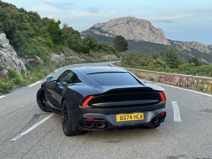 Avouez qu'elle a un petit côté "muscle car" sous cet angle.