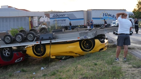 Une Ferrari et un Mercedes GLA sur le toit après un crash de remorque