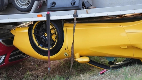 Une Ferrari et un Mercedes GLA sur le toit après un crash de remorque
