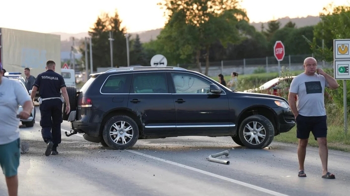 Une Ferrari et un Mercedes GLA sur le toit après un crash de remorque