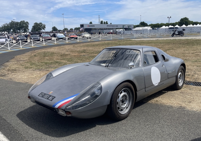 La Porsche 904 arbore un design effilé dû à Butzi Porsche, en 1963. Son flat-four 4 arbres de 180 ch lui garantit des performances hors-normes, le poids ne dépassant par ailleurs pas 650 kg.