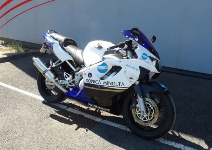 Honda CBR 600 F 1999 (lot n° 15)