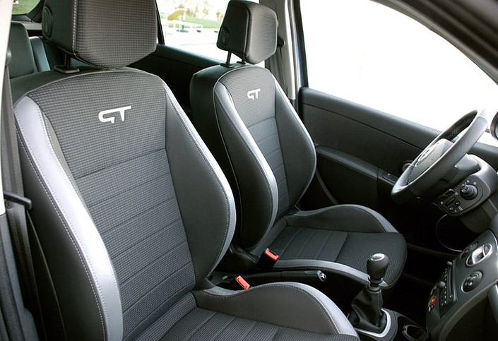 Belle finition et excellents sièges pour la Renault Clio II GT, par ailleurs richement équipée. Ici en 2009.