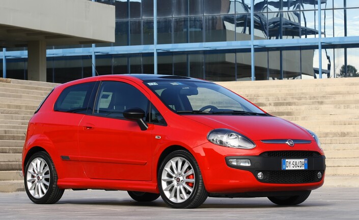 Ah ça, le restylage de 2009 n'a pas fait que du bien à la Fiat Grande Punto devenue Evo pour l'occasion. Quelle idée étrange que de l'affubler d'un ornement de calandre façon Fiat 500 !