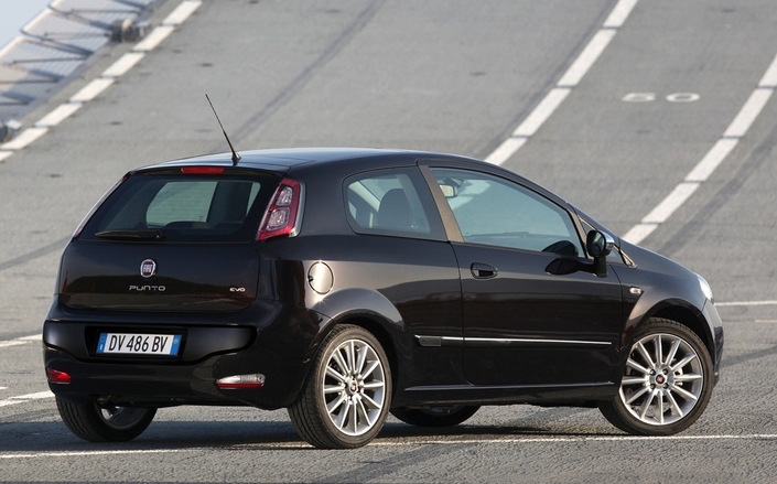 La poupe de la Punto Evo, dont seuls les feux ont été retouchés, demeure agréable à l'oeil. Les jantes de 17 optionnelles vont très bien à la Fiat !